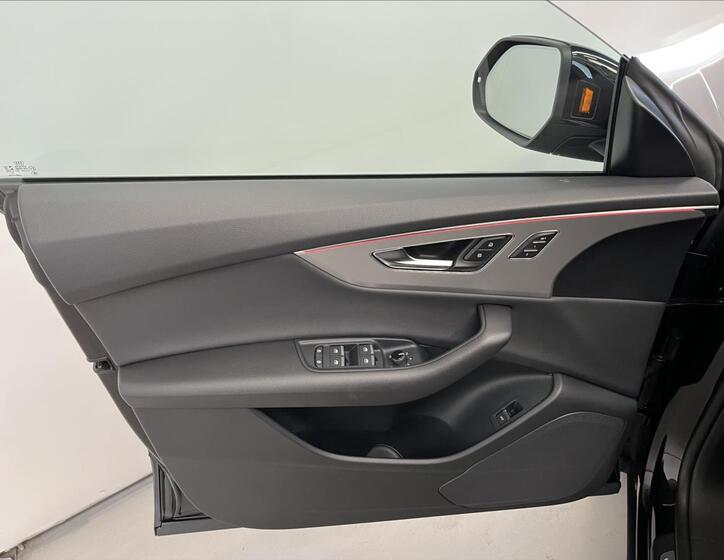 Audi Q8 28