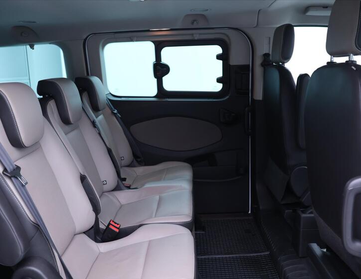 Ford Tourneo Custom 13