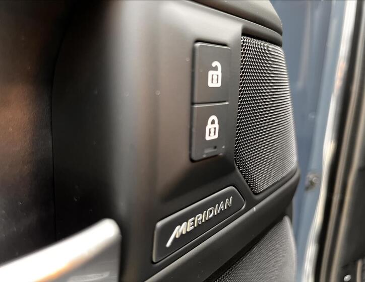 Land Rover Defender 6