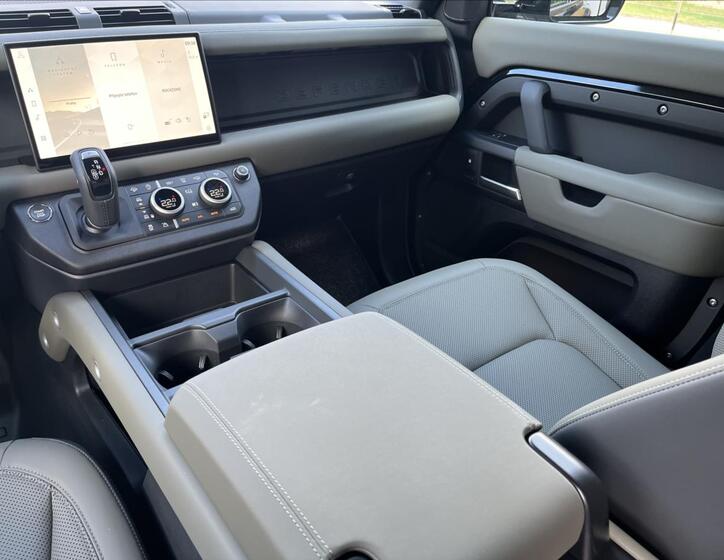 Land Rover Defender 16