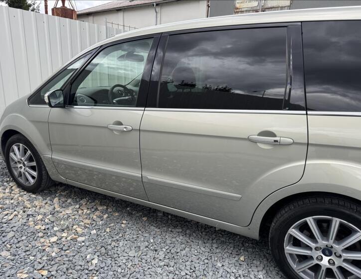 Ford Galaxy 18