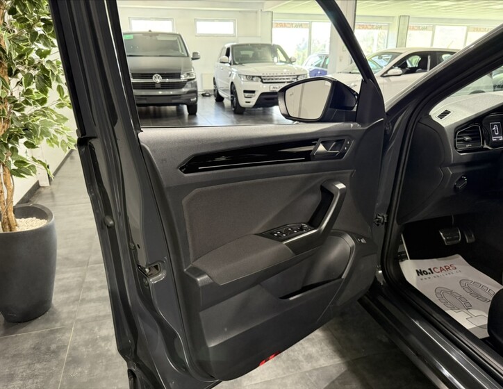 Volkswagen T-Roc 6