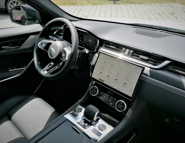 Jaguar F-Pace 47