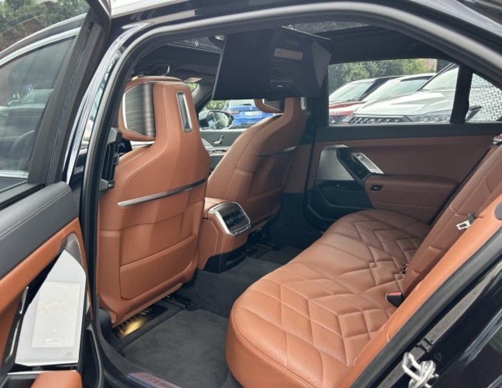 BMW i7 18