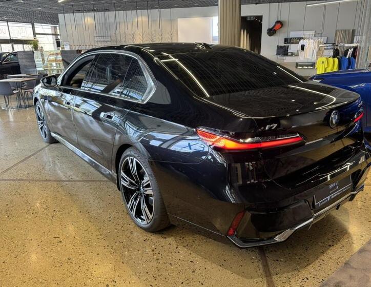 BMW i7 19