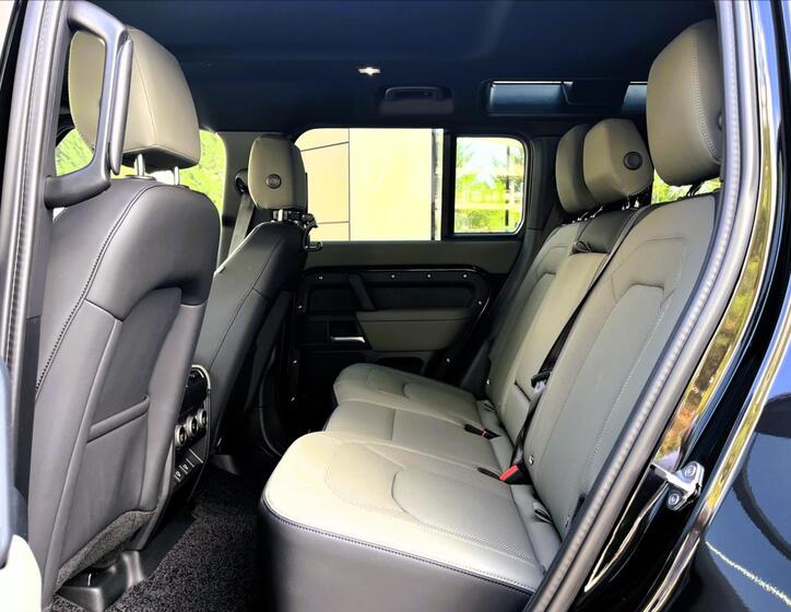 Land Rover Defender 32