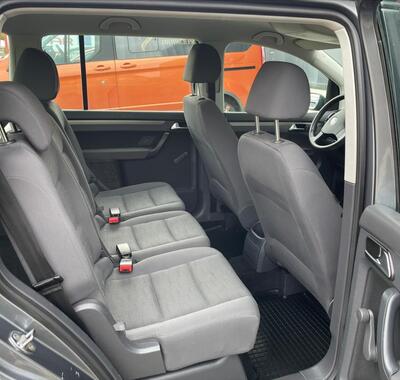 Volkswagen Touran 8