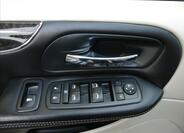 Chrysler Town & Country 26