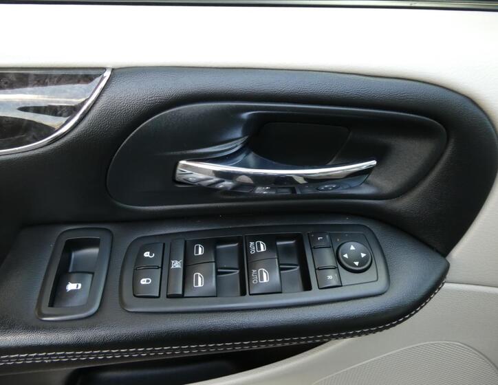 Chrysler Town & Country 26