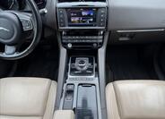 Jaguar F-Pace 16