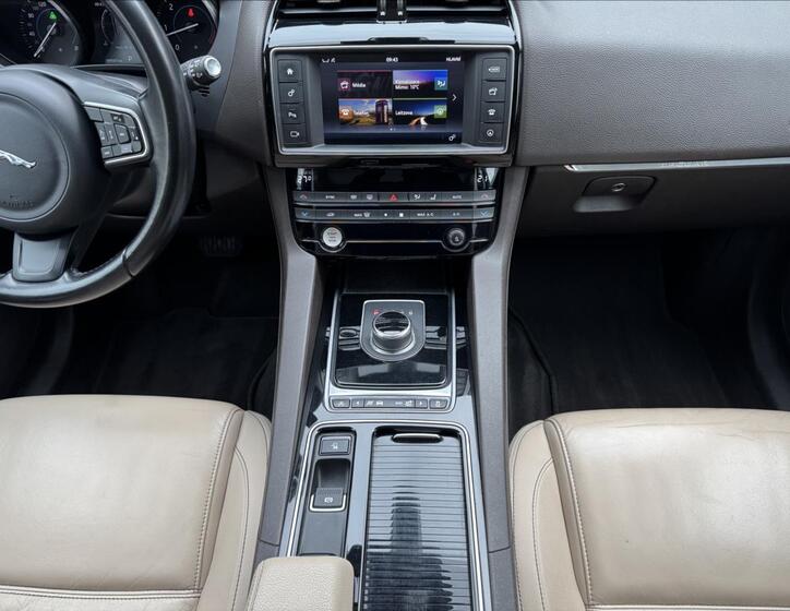 Jaguar F-Pace 16