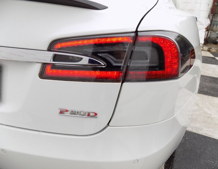 Tesla Model S 43