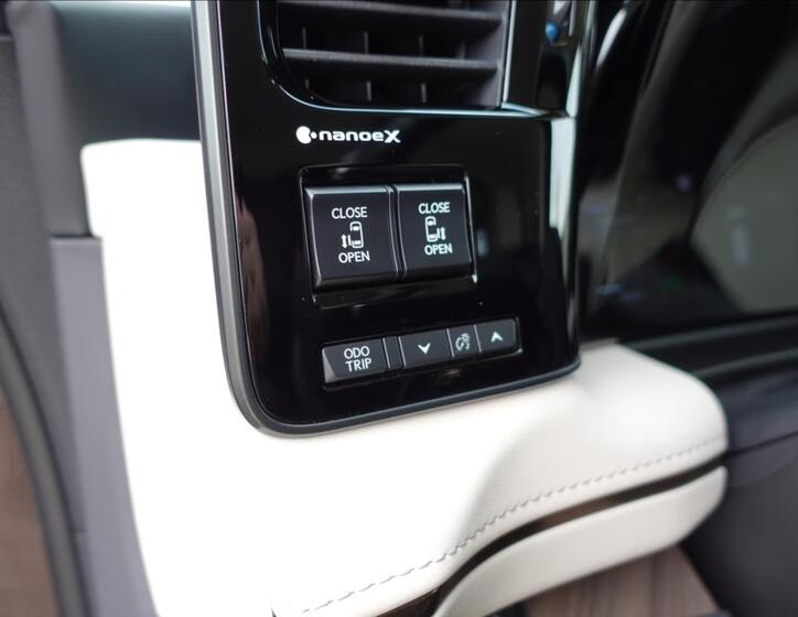 Lexus LM 350h 35