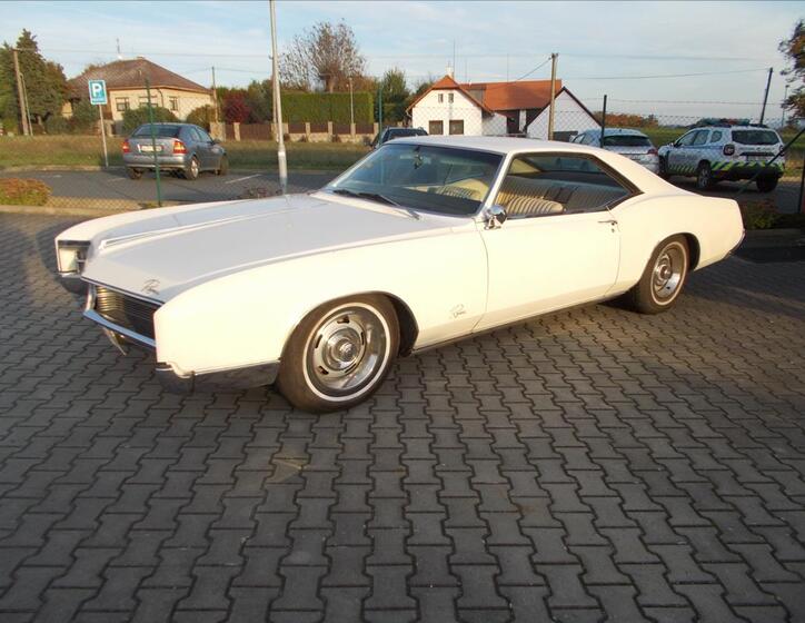 Buick Riviera 5