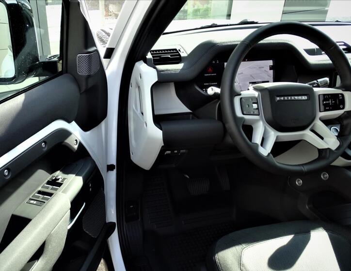 Land Rover Defender 6