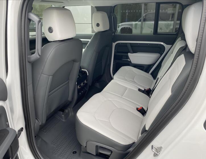 Land Rover Defender 14