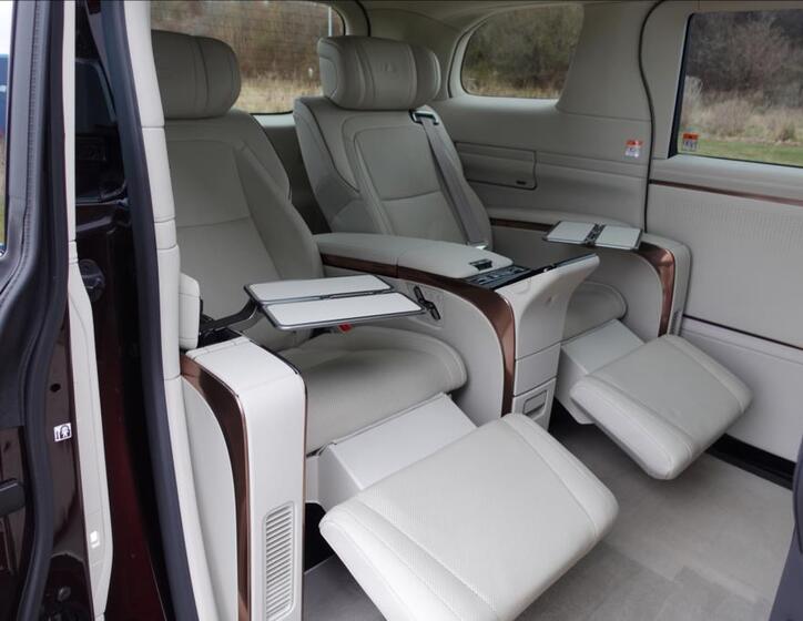 Lexus LM 350h 39