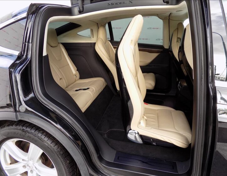 Tesla Model X 28