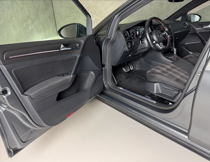 Volkswagen Golf 21