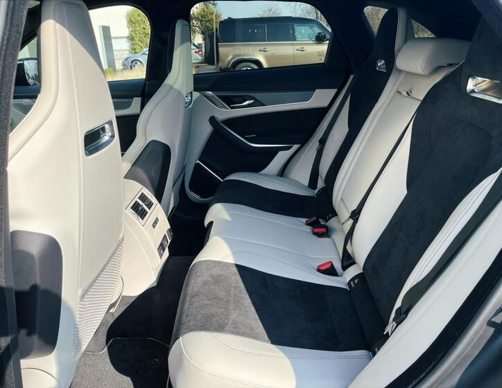 Jaguar F-Pace 10