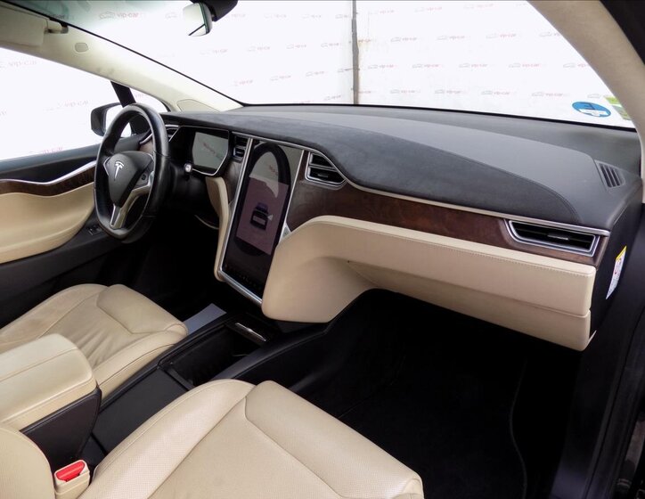 Tesla Model X 22