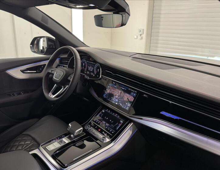 Audi Q8 11