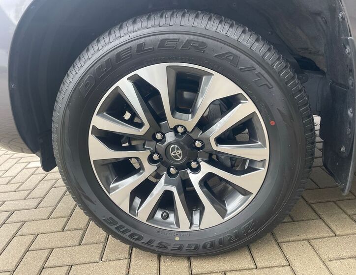 Toyota Land Cruiser 26