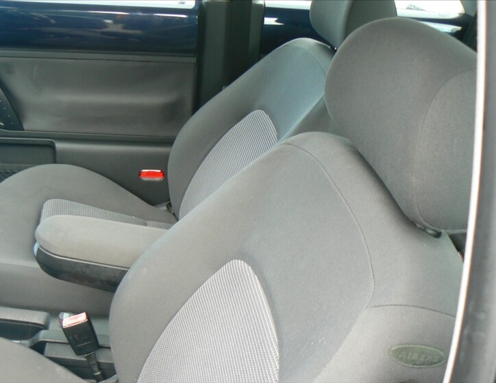 Volkswagen New Beetle 11