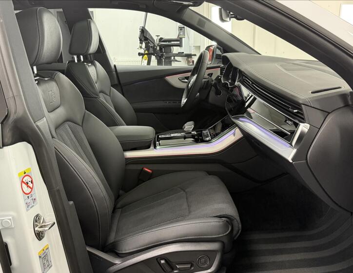Audi Q8 10