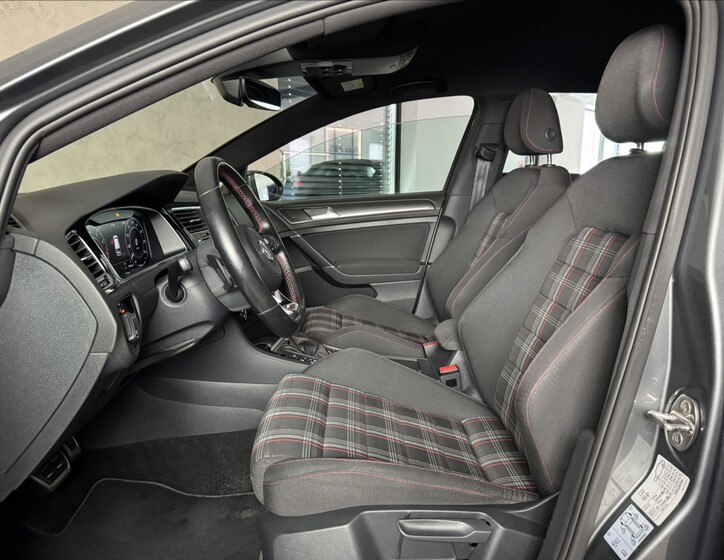 Volkswagen Golf 25