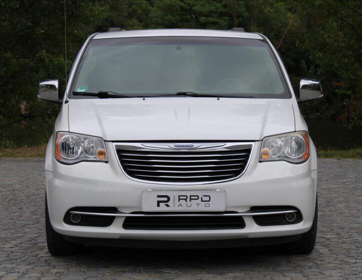 Chrysler Town & Country 8