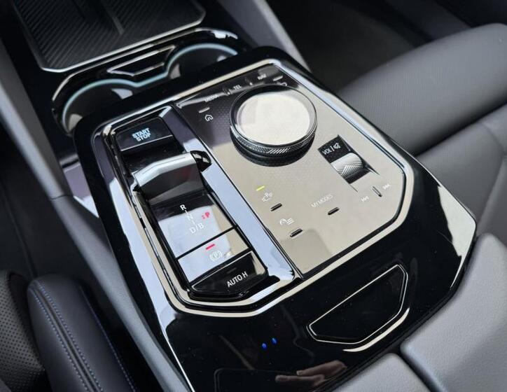 BMW i5 12