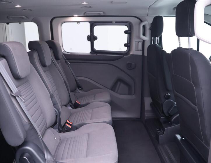 Ford Tourneo Custom 13