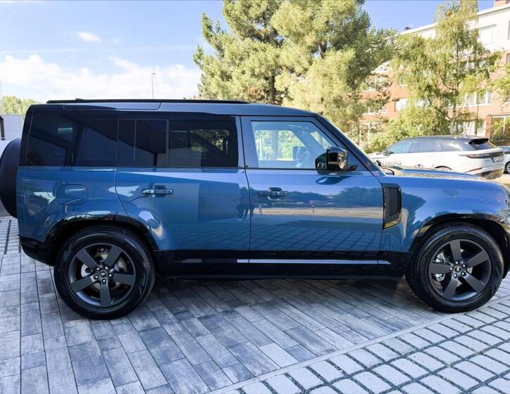 Land Rover Defender 9