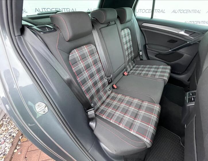 Volkswagen Golf 26