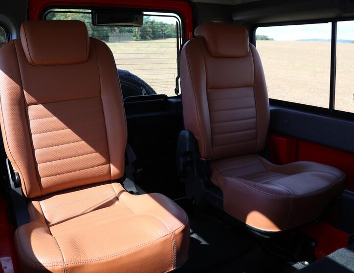 Land Rover Defender 16