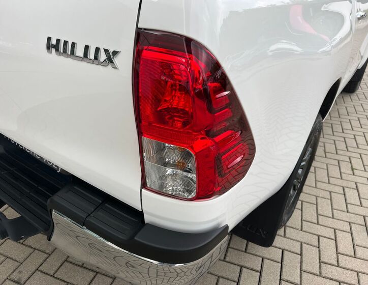 Toyota Hilux 11