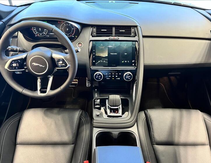 Jaguar E-Pace 13