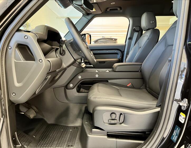 Land Rover Defender 11
