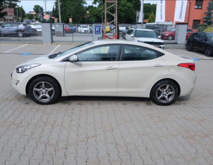 Hyundai Elantra 4