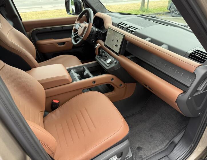 Land Rover Defender 15