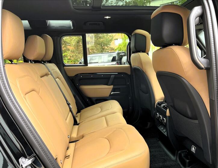 Land Rover Defender 31