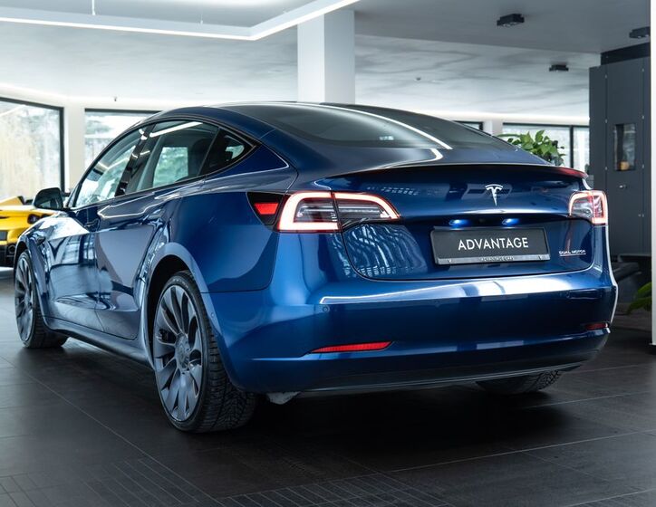 Tesla Model 3 4