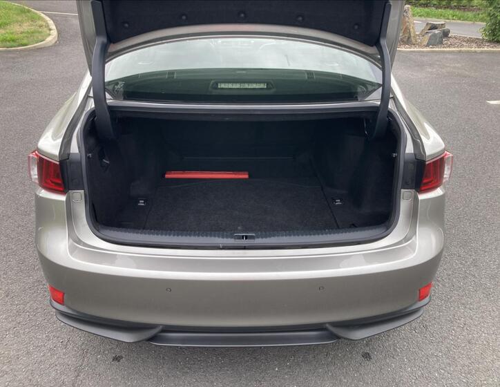Lexus IS 300h 6