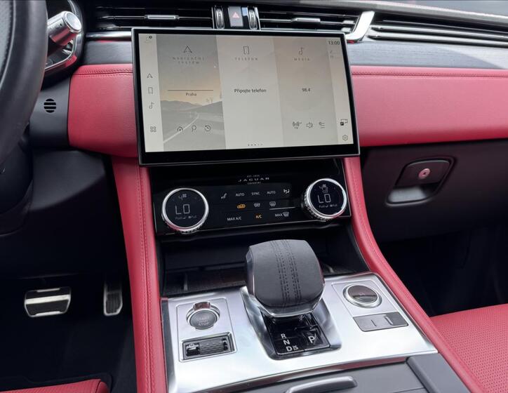 Jaguar F-Pace 12