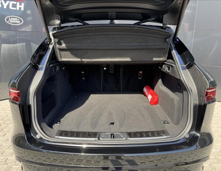 Jaguar F-Pace 13