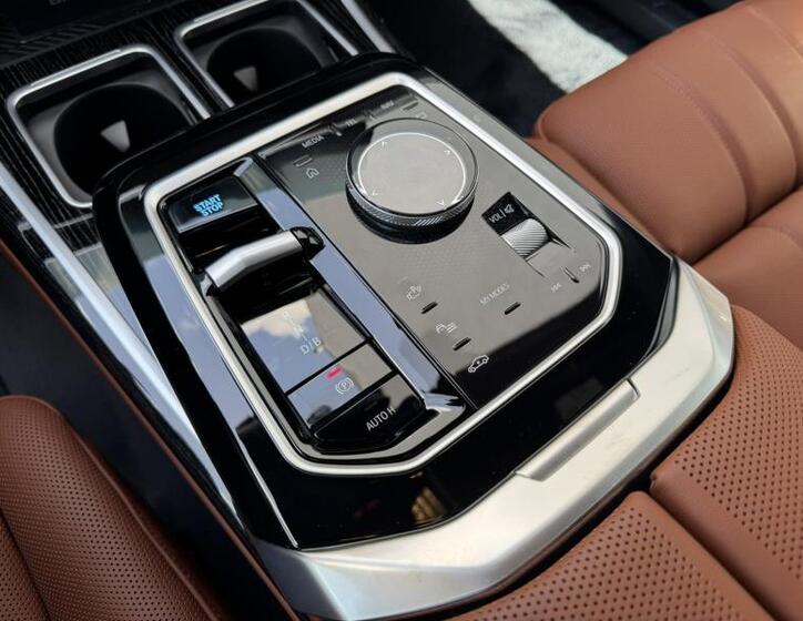 BMW i7 12