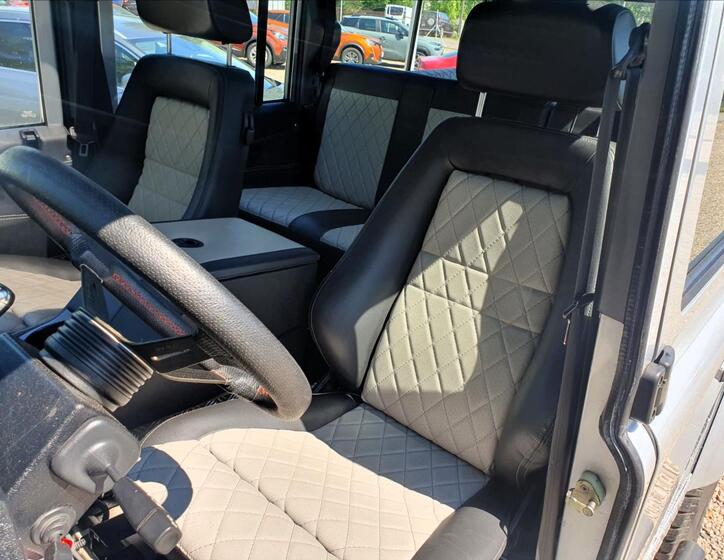 Land Rover Defender 8
