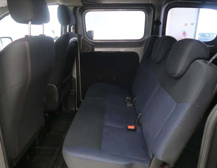 Nissan NV200 14
