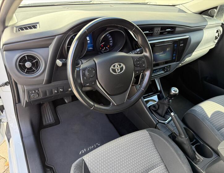 Toyota Auris 7